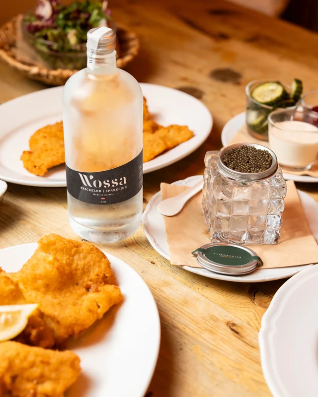 Friterad schnitzel med störrom och en flaska Wossa Fine Water