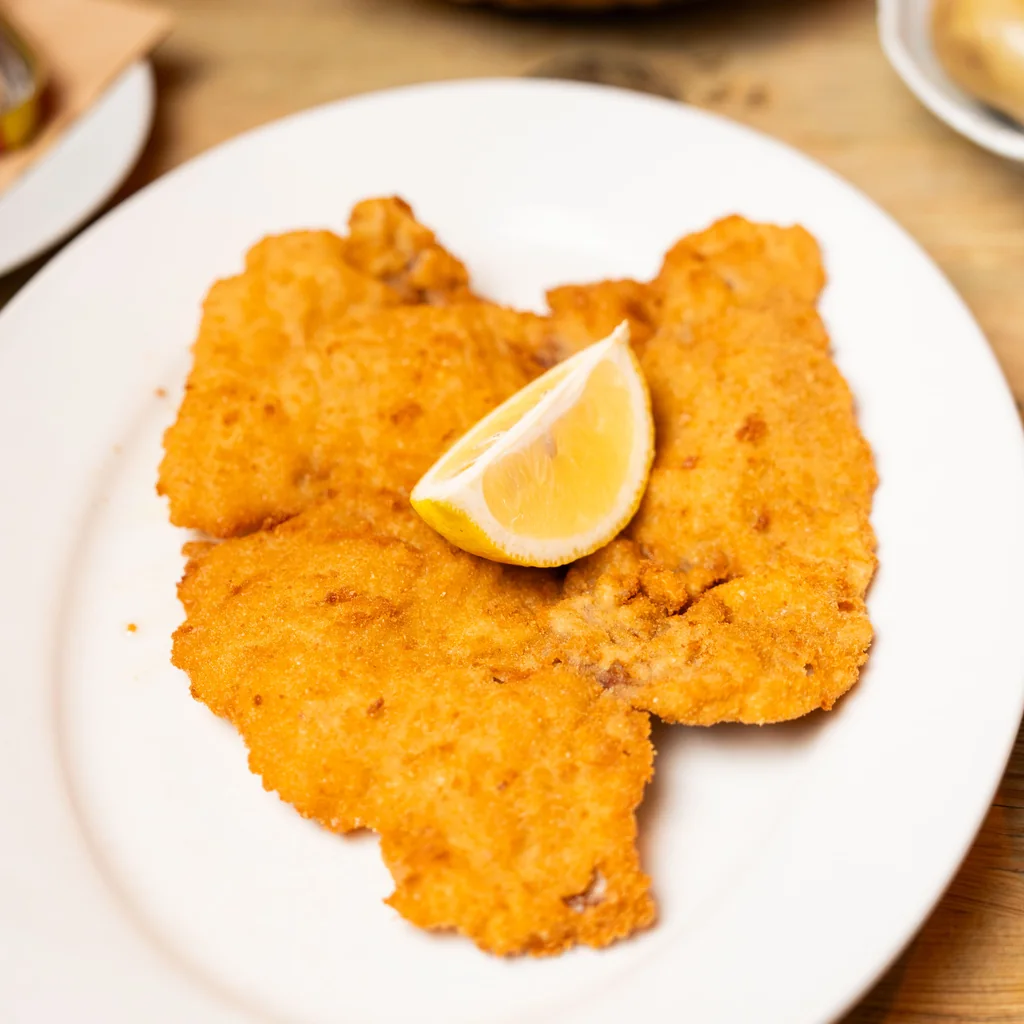 Schnitzel på tallrik i köket på Moldau