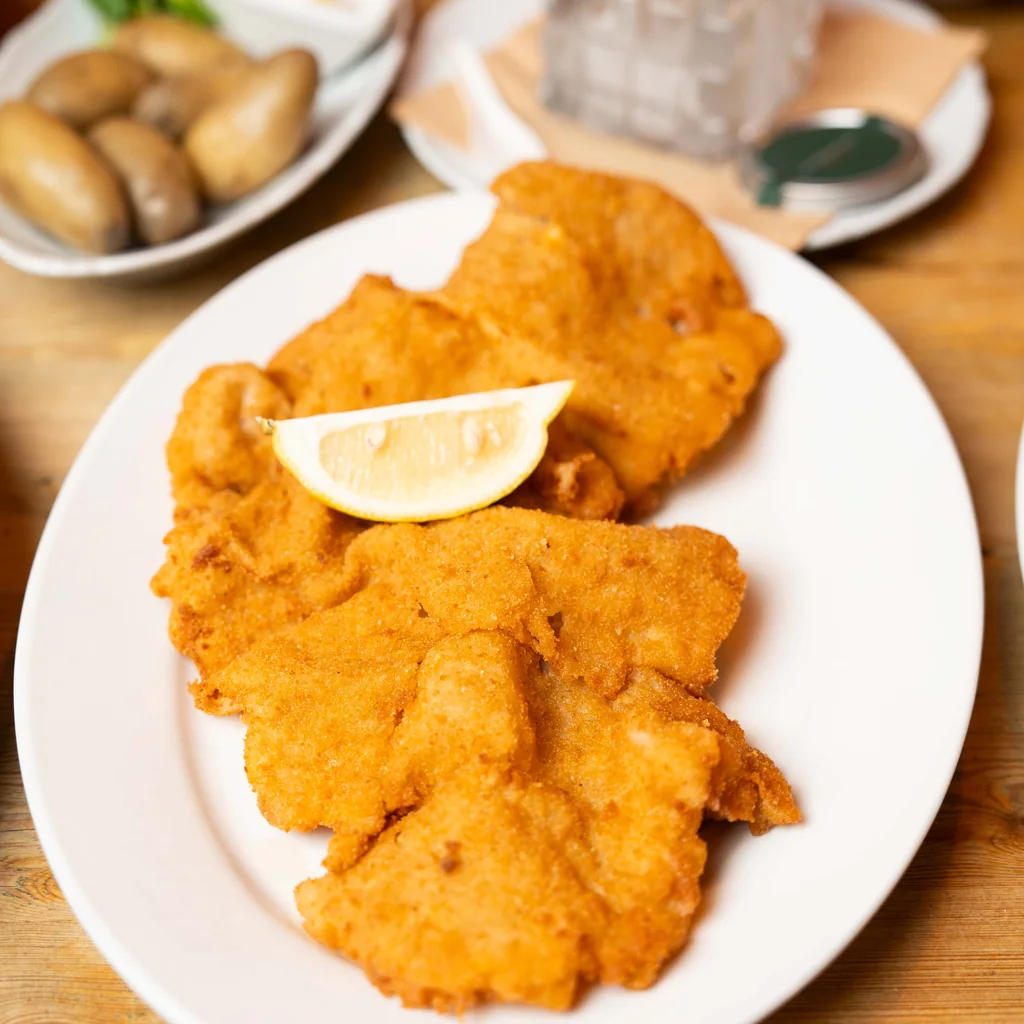 Schnitzel på tallrik i köket på Moldau