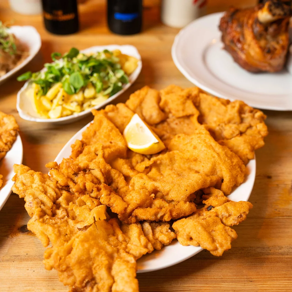 Schnitzel på tallrik i köket på Moldau