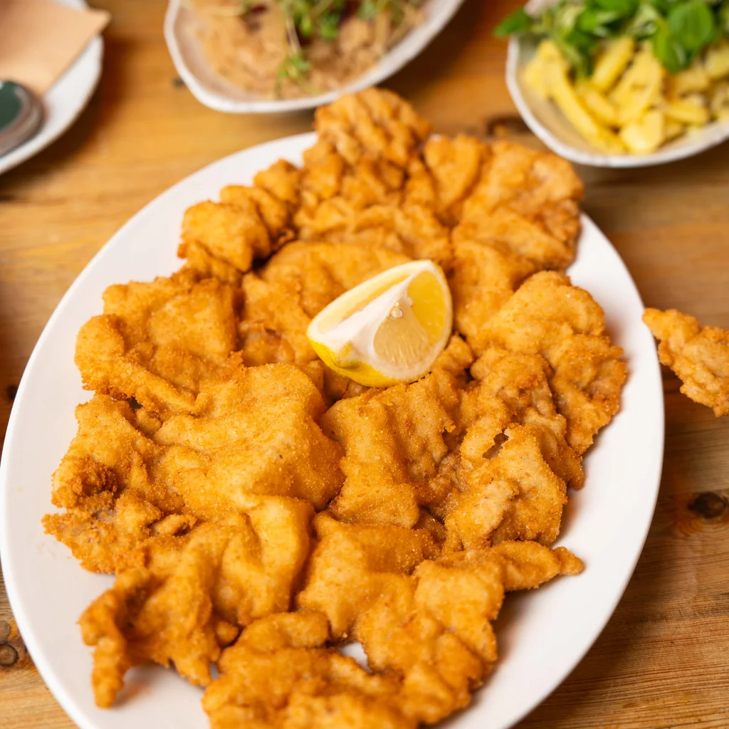 Schnitzel på tallrik i köket på Moldau